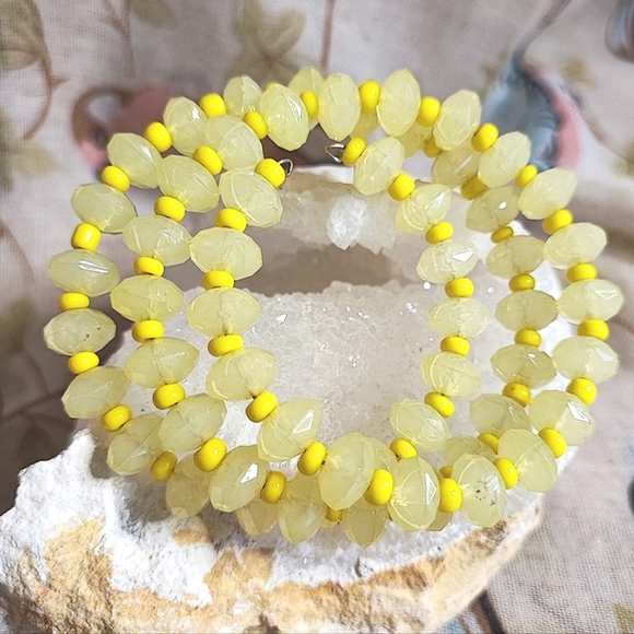 Light Lemon Yellow Faceted Plastic Glass Seed Beads Beaded Memory Wire Bracelet - Picture 1 of 7